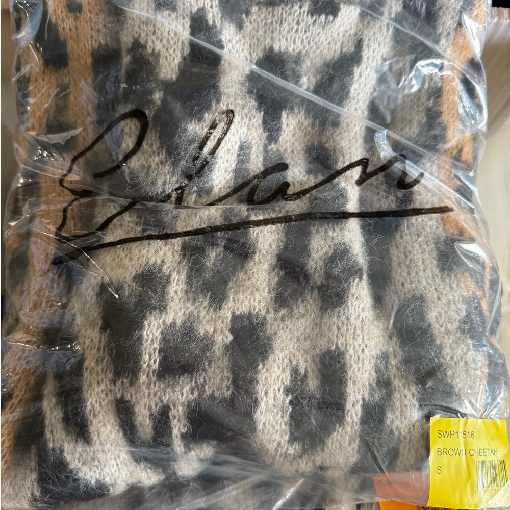 Cheetah sweater perfect for the spring. Open bottom w side slits. Cozy Sz S&M - Picture 5 of 5